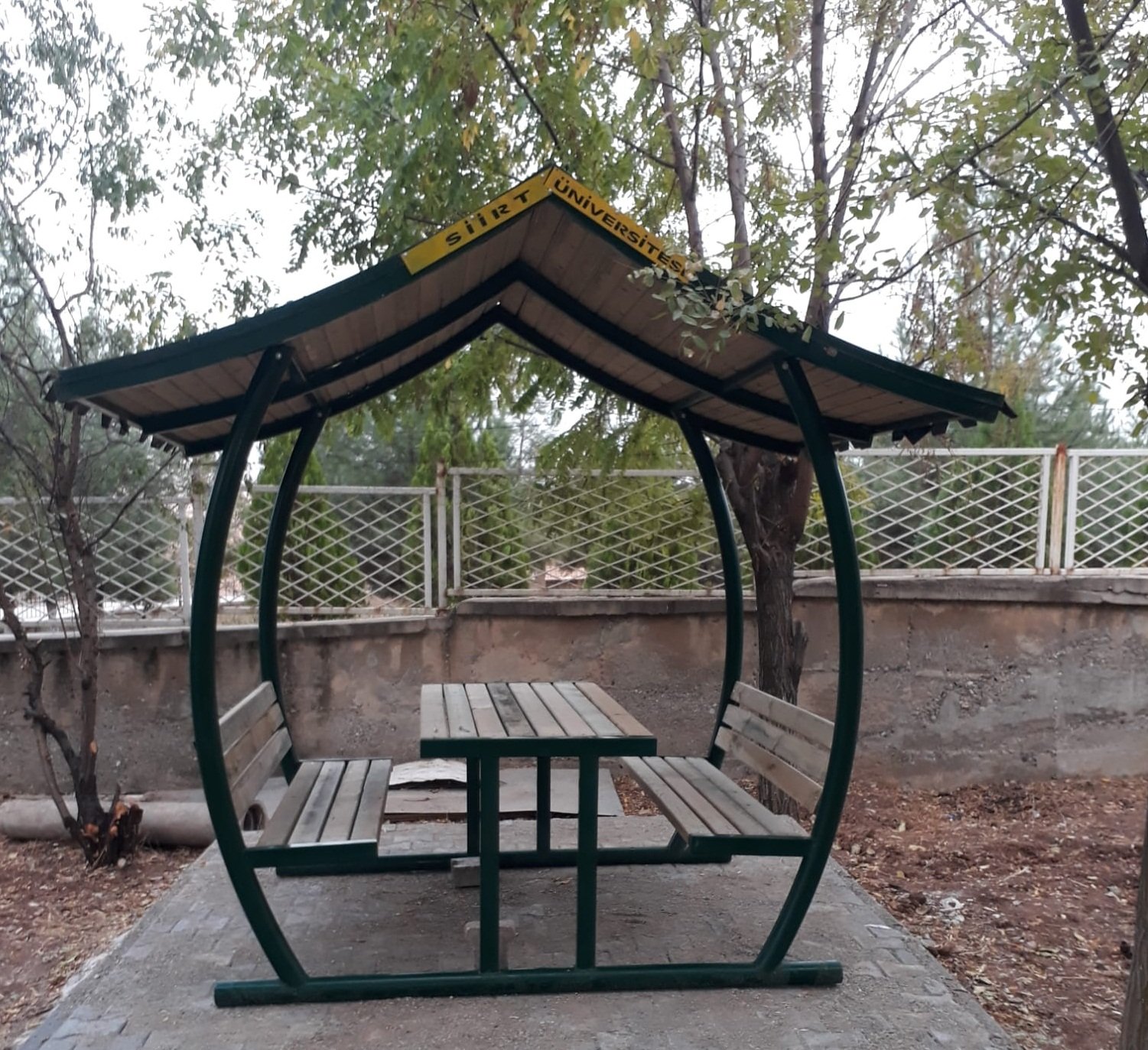 Çatılı piknik masaları2